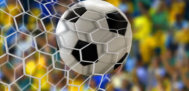 Kamery prichytili na futbale chlapca s cigaretou v ruke! Ukázalo sa, že je to celé inak