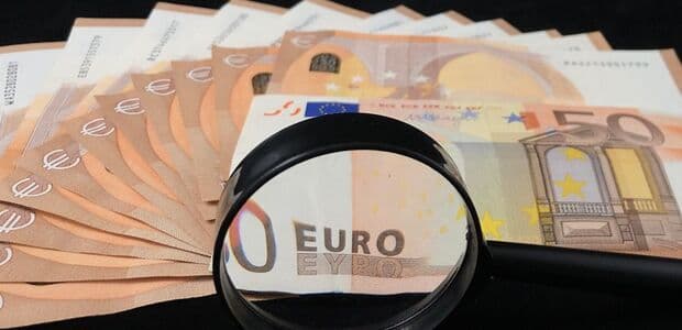 Z obehu sa stiahlo historicky najmenej falošných bankoviek