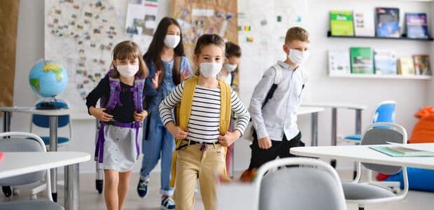 Viacerí odborníci hodnotia čiastočné otvorenie škôl s odstupom času ako správne