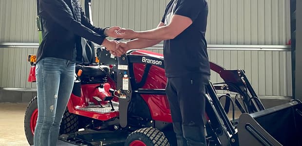 Poslucháč Jano si prevzal výhru - kompaktný traktor Branson