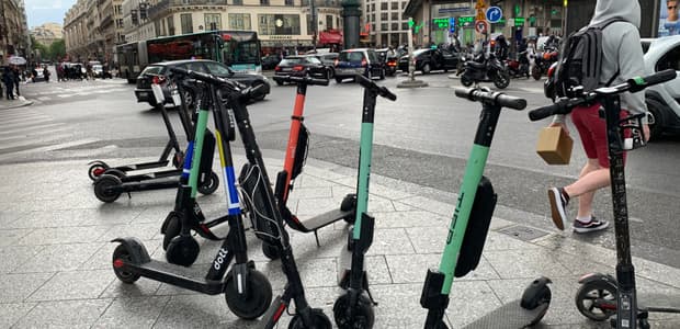 Skončia v Paríži elektrické kolobežky? Francúzska metropola pohrozila úplným zákazom