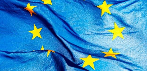 Europoslanci schválili zavedenie covid pasov. V Prahe proti nim protestovali stovky ľudí