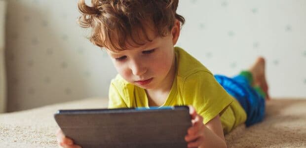 Nestačí len zakázať čas strávený na internete. Pomôcť môže väčší záujem o svet detí a mladých