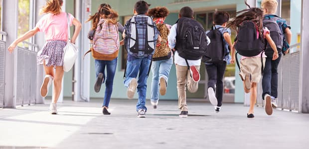 Žiaci a študenti sa vrátili do lavíc. Minulý školský rok boli mimo škôl takmer najdlhšie zo všetkých európskych krajín