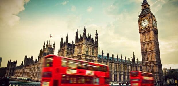 Británia odkladá spustenie colných kontrol na tovar z EÚ na január