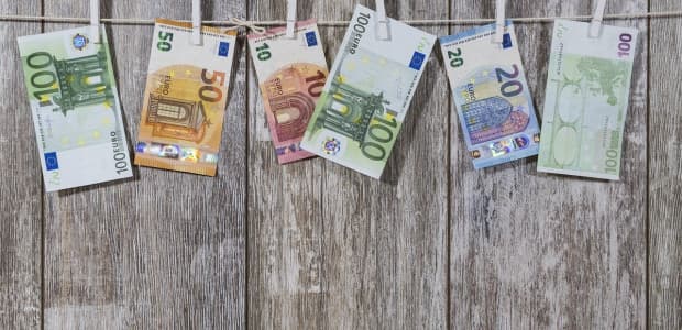 Single, v manželstve alebo bez detí? Kto si počas roka nasporí najviac peňazí?