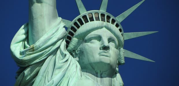 Do New Yorku v tento deň priplávala jedna socha. Pozná ju celý svet!
