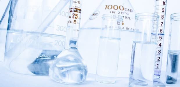 Pred odchodom si neupratar a keď sa vrátil, našiel si v laboratóriu pleseň! Vďaka čomu vzniklo prvé antibiotikum.